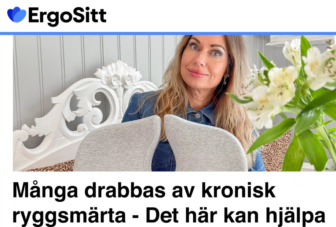 Kvinna visar ErgoKudden från ErgoSitt – ergonomisk sittkudde som hjälper mot kronisk ryggsmärta