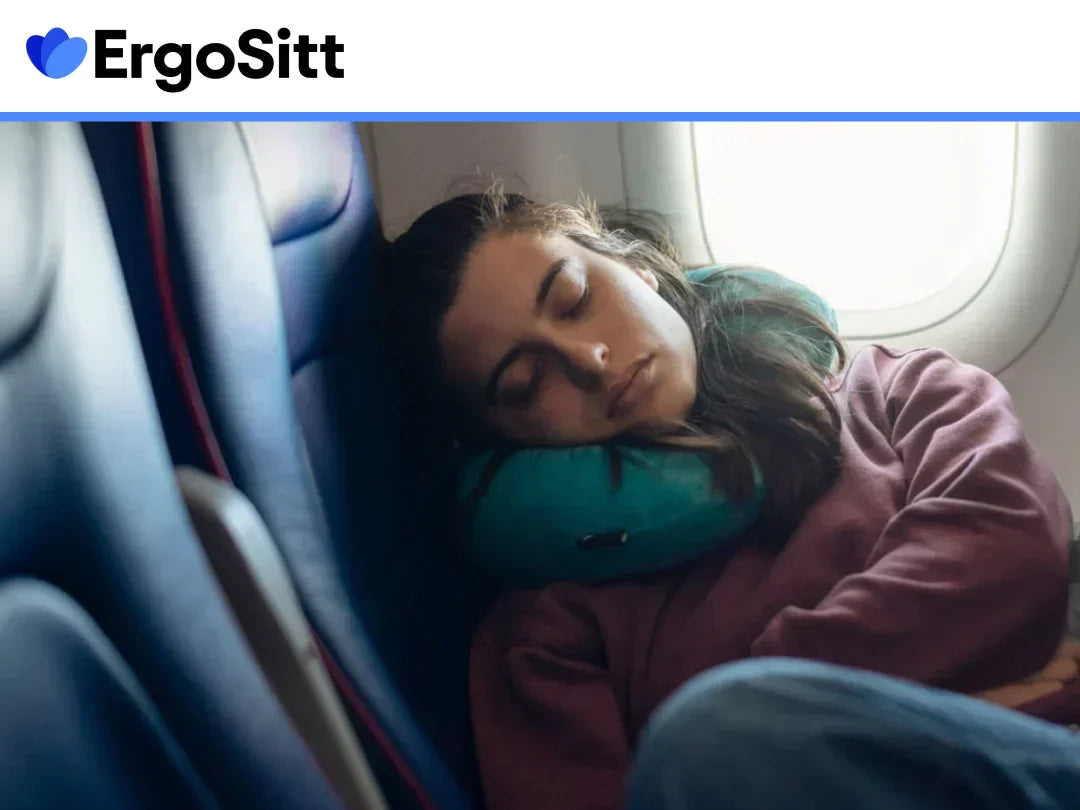 Kvinna sover på flygplan med nackkudde – exempel på ergonomiskt stöd jämfört med vanlig resekudde