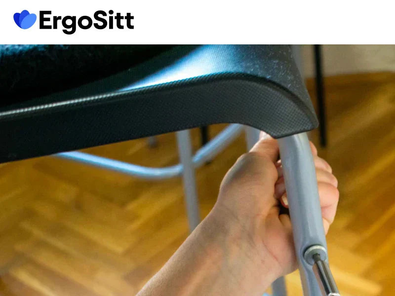 Person som lyfter en stol – enkel lösning för att höja sitthöjden utan att byta möbler, med hjälp av sittkudde