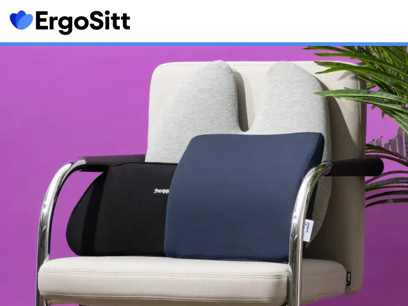 Tre ergonomiska ländryggskuddar på en stol med lila bakgrund och växt på högersidan. Perfekt stöd för ländryggen i kontorsmiljö eller hemma.