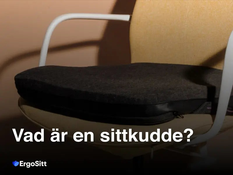 Ergonomisk sittkudde placerad på en stol i hemmiljö, designad för att ge stöd och öka sittkomforten.
