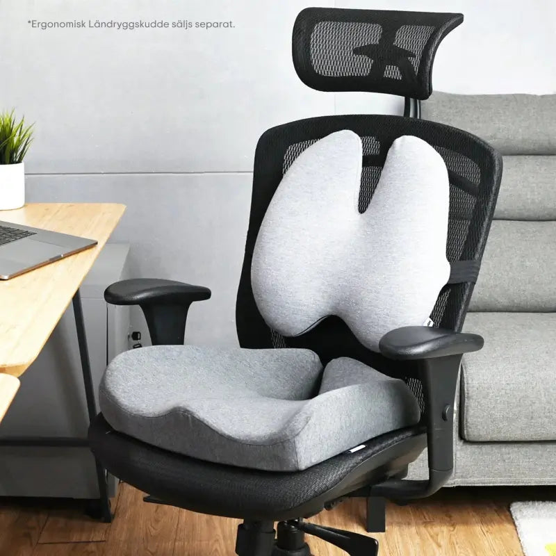 ErgoStöd™ placerad i en kontorsstol för ergonomiskt ryggstöd. Förbättrar sittkomfort och minskar ryggsmärta vid långvarigt sittande.