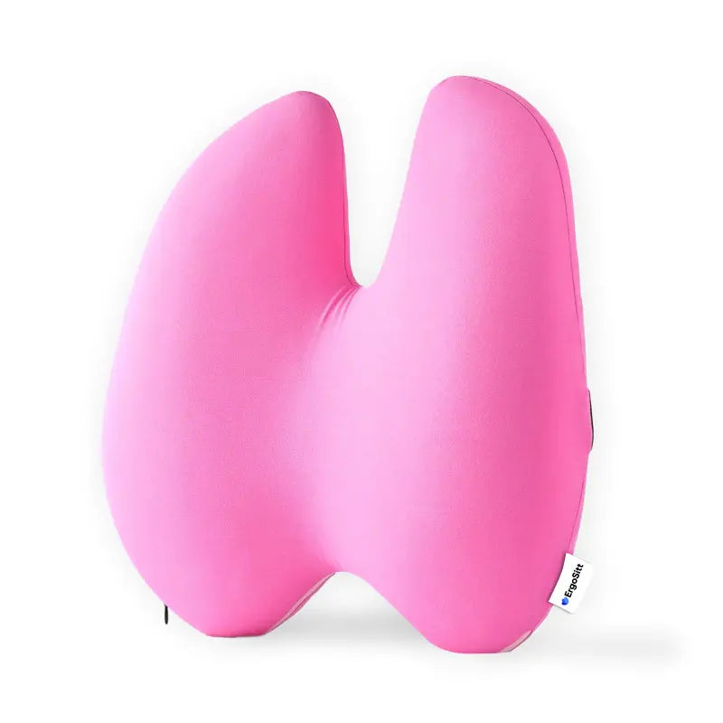 ErgoStöd™ i rosa färg. Ergonomisk ländryggskudde i mjukt och ventilerande material, utformad för att minska ryggsmärta och förbättra hållning.