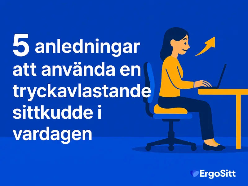 Ung kvinna sitter vid skrivbord på grå tryckavlastande ergonomisk sittkudde och arbetar vid laptop i ett ljust hemmakontor.