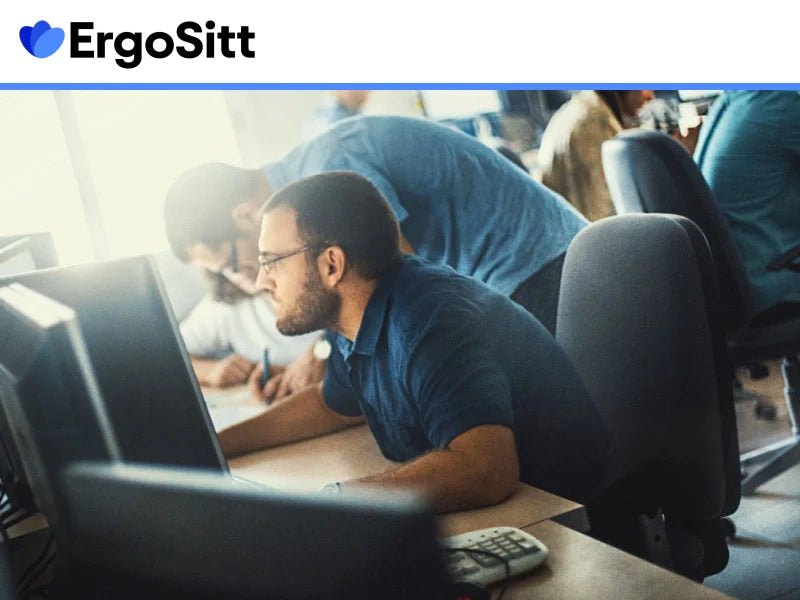 Man med dålig kontorshållning sitter framåtlutad vid dator utan ergonomiskt ryggstöd – exempel på fel arbetsställning