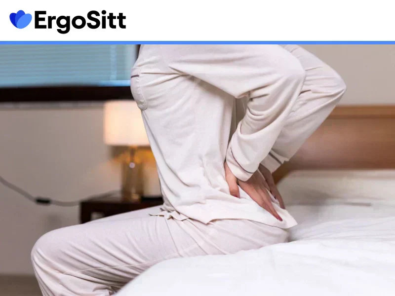 Person justerar hållningen med ergonomisk kudde för bättre sömn och avlastning vid sittande