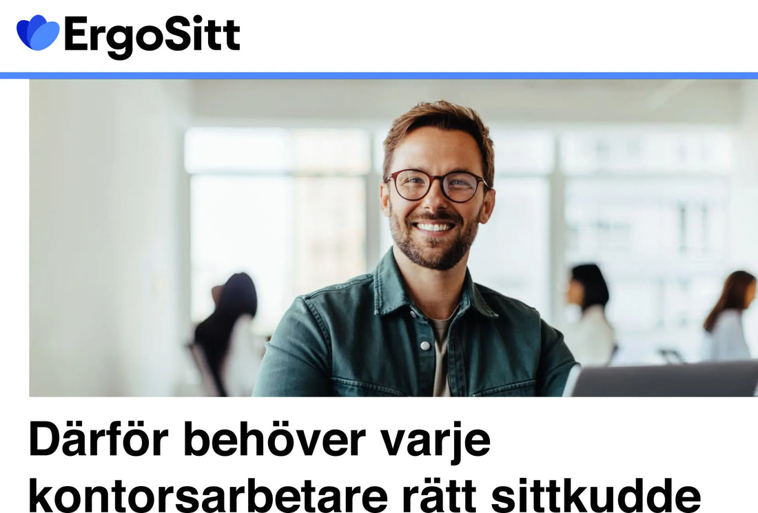 Leende kontorsarbetare på modern arbetsplats, symboliserar bättre sittkomfort med ErgoSitt