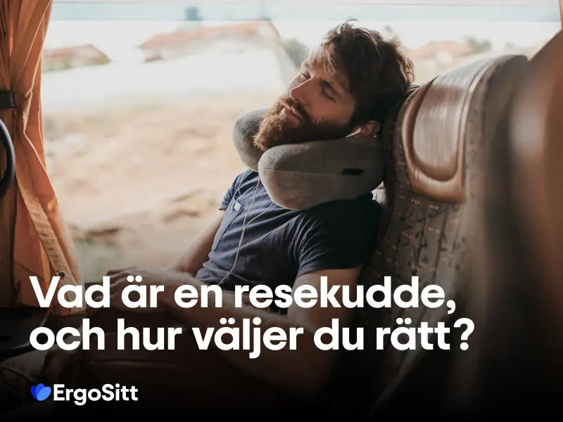 Man sover i buss med ergonomisk resekudde runt nacken – illustrerar avslappning och komfort under resor.