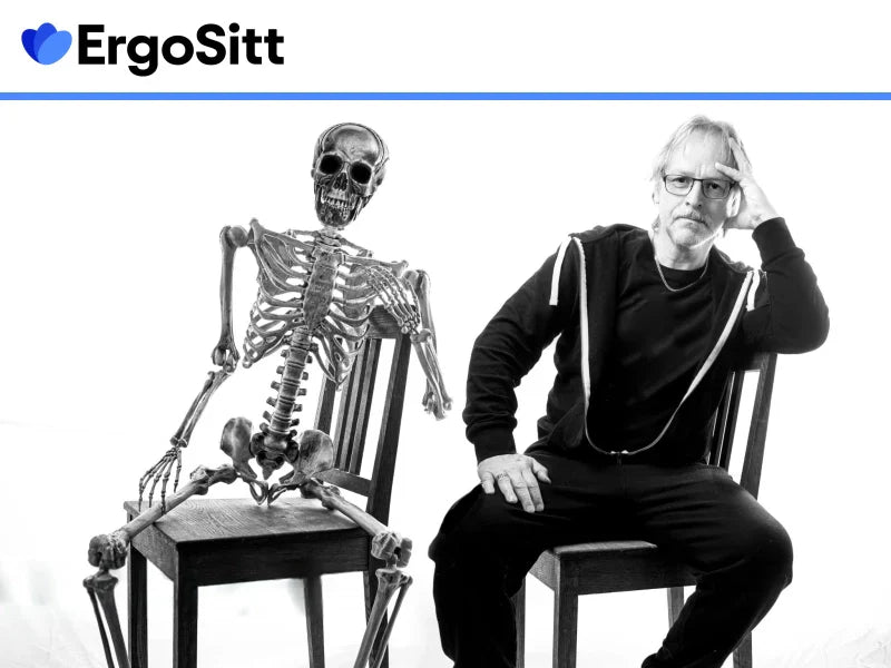 En man sitter obekvämt bredvid ett skelett på två vanliga stolar – illustrerar konsekvensen av dålig ergonomi utan rätt stöd