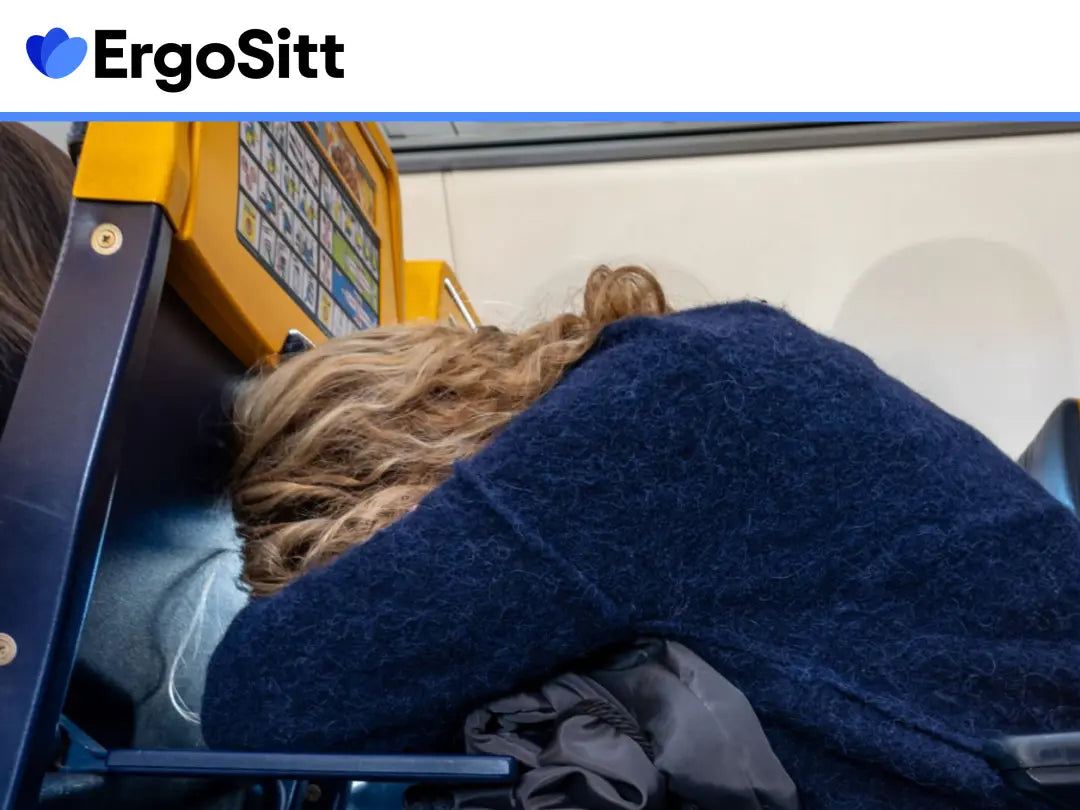 Kvinna som sover på flygplan med nackkudde som stöd – exempel på bättre sömn under flygresor