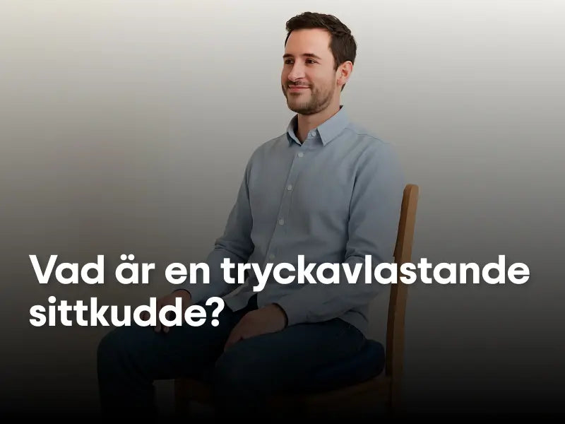 Person sitter med tryckavlastande sittkudde på kontor – bra hållning och avslappnad kroppshållning.