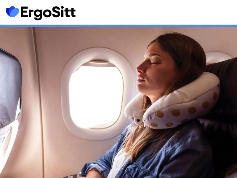 Kvinna som sover bekvämt med ergonomisk nackkudde i flygplanssäte – bästa tipsen för stöd, hållning och komfort under långflygningar 2025
