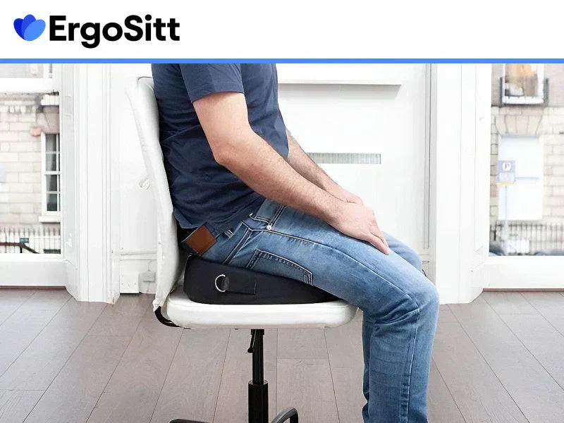 Person sitter på ErgoKudden i svensk kontorsmiljö – topprankad ergonomisk sittkudde för kontor 2025 enligt oberoende test och recension.