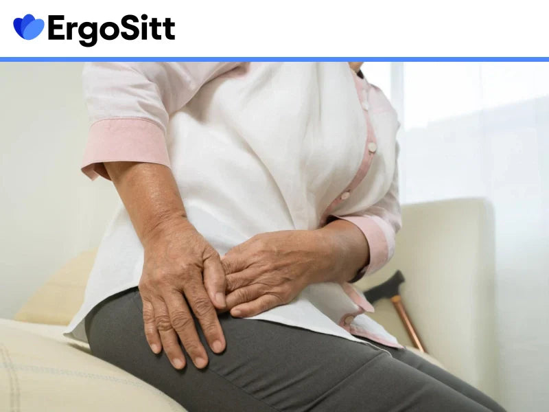 Kvinna med smärta i höften som sitter ner – risk för trycksår vid stillasittande