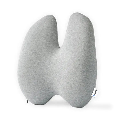 Framifrån bild av ErgoStöd™, en ergonomisk ländryggskudde som ger stöd och tryckavlastning för bättre hållning och komfort.
