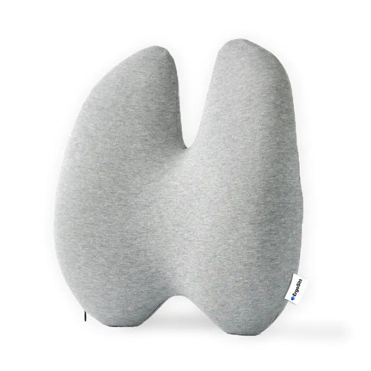 Framifrån bild av ErgoStöd™, en ergonomisk ländryggskudde som ger stöd och tryckavlastning för bättre hållning och komfort.