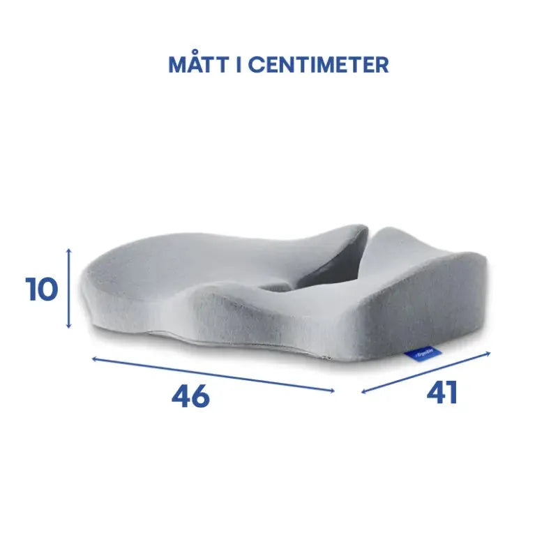 Ergonomisk sittkudde med måtten 46 cm bredd, 41 cm djup och 10 cm höjd, visad i grå färg.