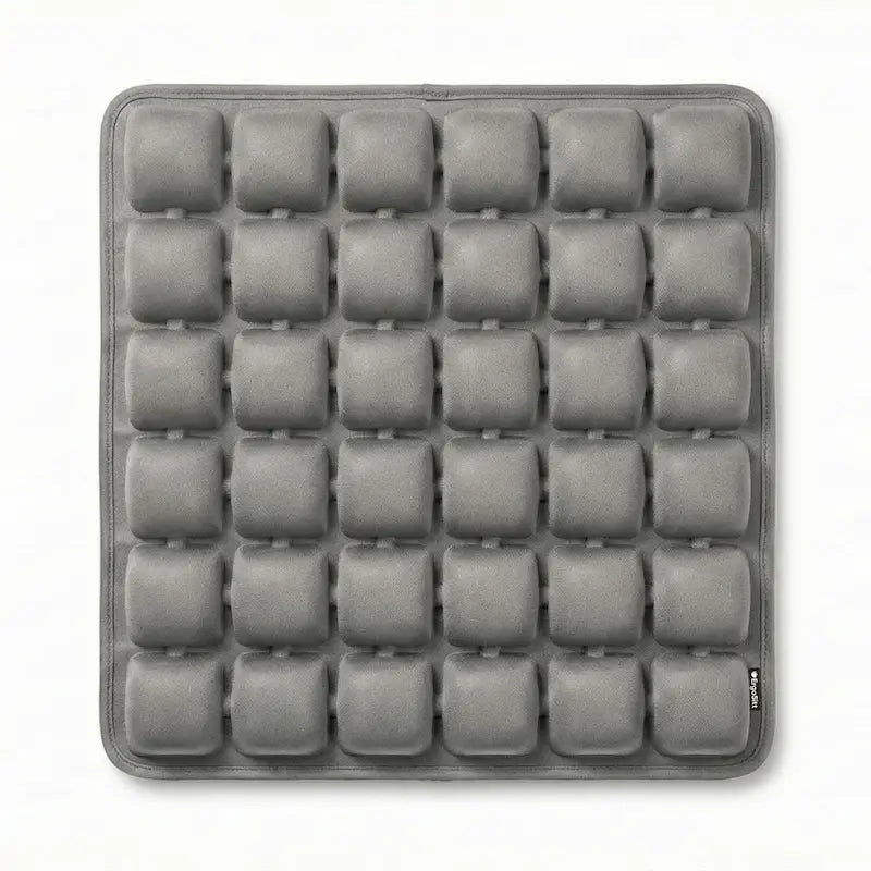 ErgoCell sittkudde i grått sedd ovanifrån med synlig cellstruktur för tryckavlastning — 45 x 45 cm