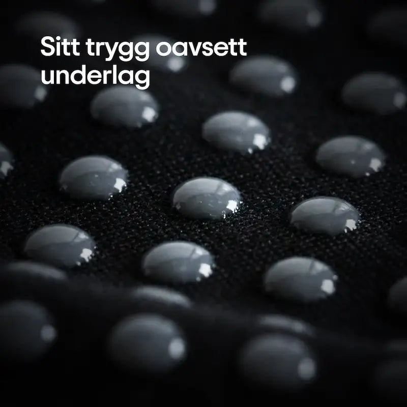 Närbild på ErgoCell sittkuddens halkskyddade undersida med gummipunkter som håller kudden stabil på alla typer av stolar