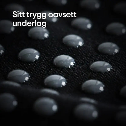 Närbild på ErgoCell sittkuddens halkskyddade undersida med gummipunkter som håller kudden stabil på alla typer av stolar