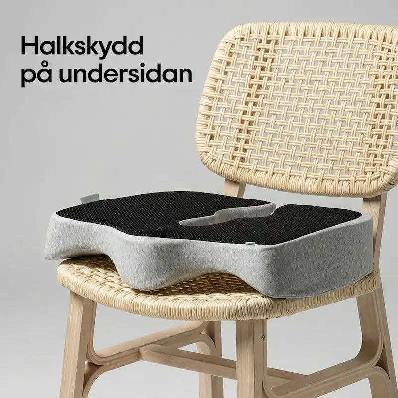 ErgoKudden ergonomisk sittkudde uppvänd på flätad stol som visar halkskyddad undersida för stabilt sittande