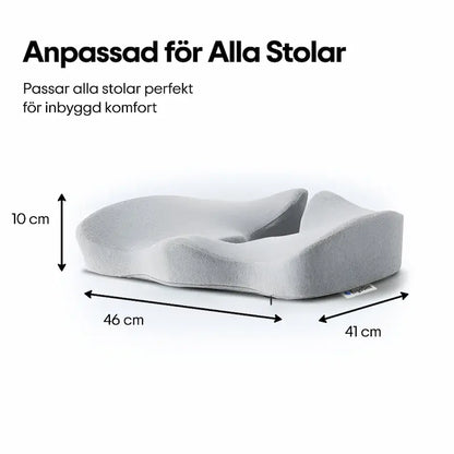ErgoKudden ergonomisk sittkudde i grått med måttangivelse 46 x 41 x 10 cm — anpassad för att passa alla stolar med inbyggd komfort