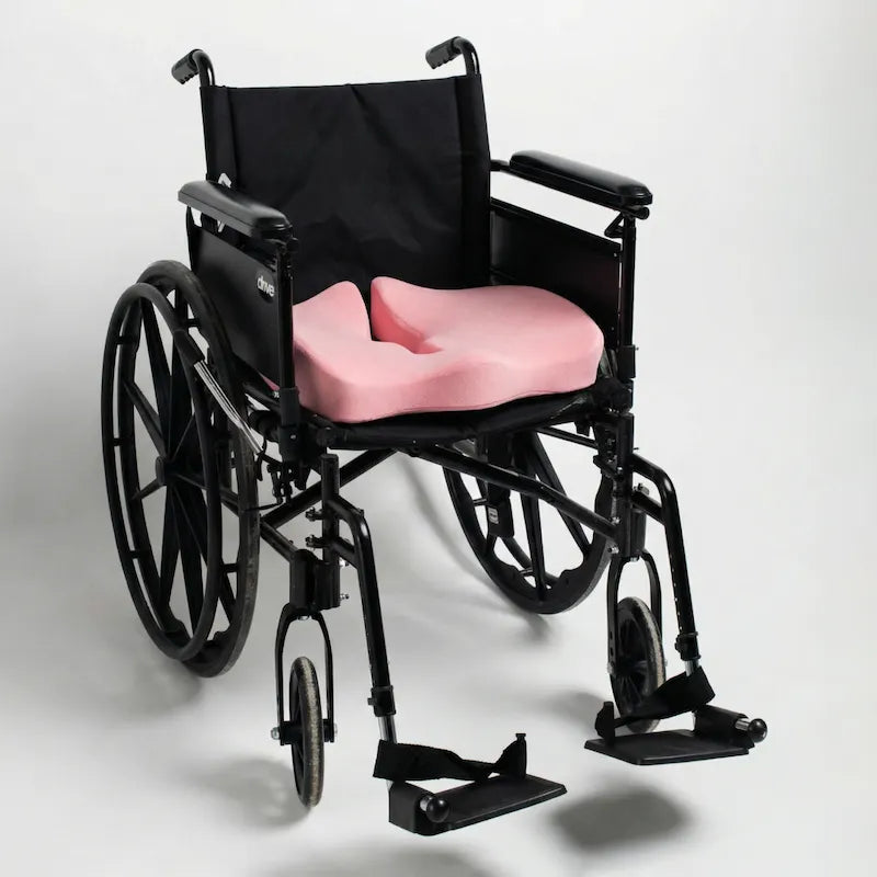 ErgoKudden ergonomisk sittkudde i rosa placerad på rullstol — tryckavlastande sittkudde för bekvämt och säkert sittande