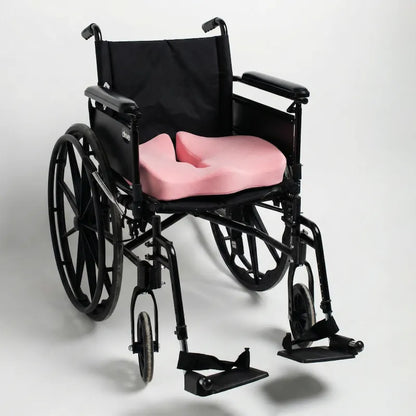 ErgoKudden ergonomisk sittkudde i rosa placerad på rullstol — tryckavlastande sittkudde för bekvämt och säkert sittande