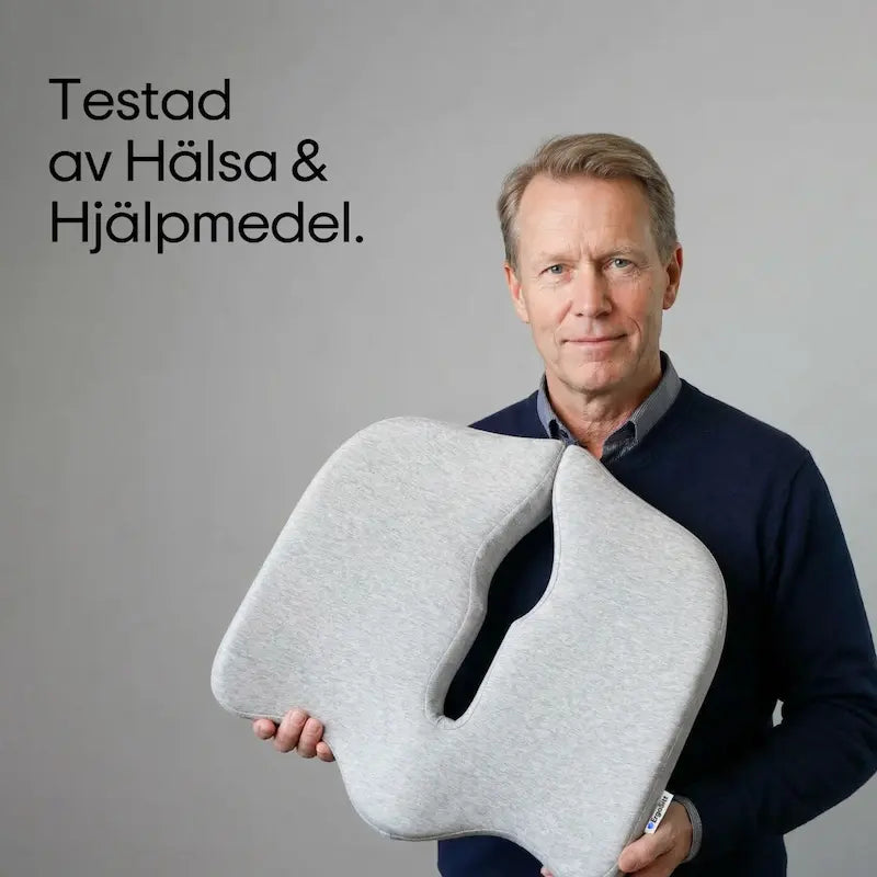 Man håller upp ErgoKudden ergonomisk sittkudde — testad och godkänd av tidningen Hälsa & Hjälpmedel