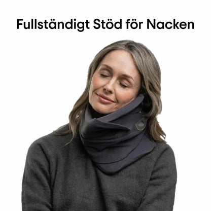 Kvinna bär ErgoNack ergonomisk nackkudde runt halsen med slutna ögon — fullständigt stöd för nacken som minskar spänningar och stelhet
